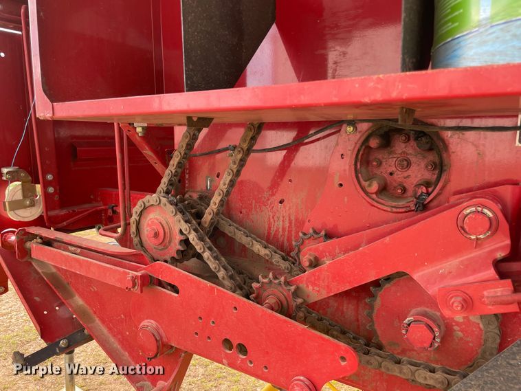 image for item MM9384 2010 New Holland BR7070 round baler