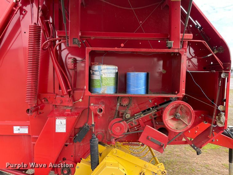 image for item MM9384 2010 New Holland BR7070 round baler