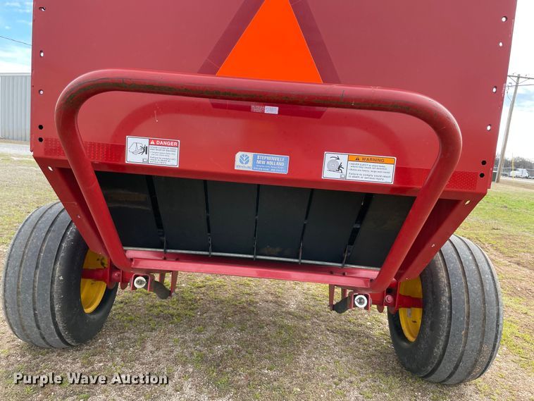 image for item MM9384 2010 New Holland BR7070 round baler