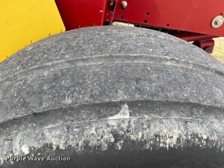 image for item MM9384 2010 New Holland BR7070 round baler