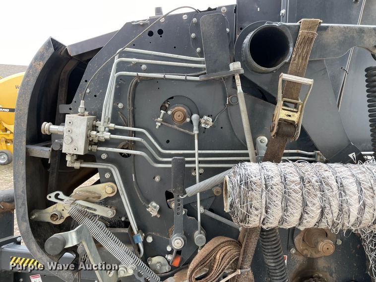 image for item MM9392 2015 Kubota BV4180 round baler