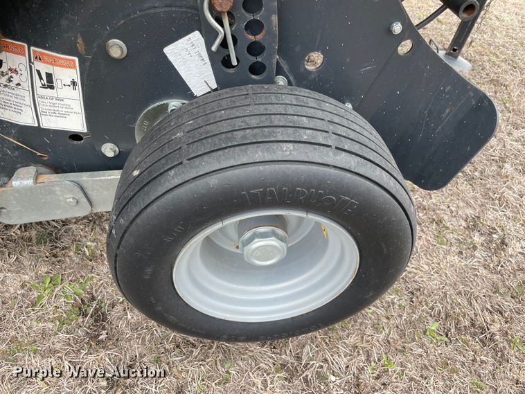 image for item MM9392 2015 Kubota BV4180 round baler