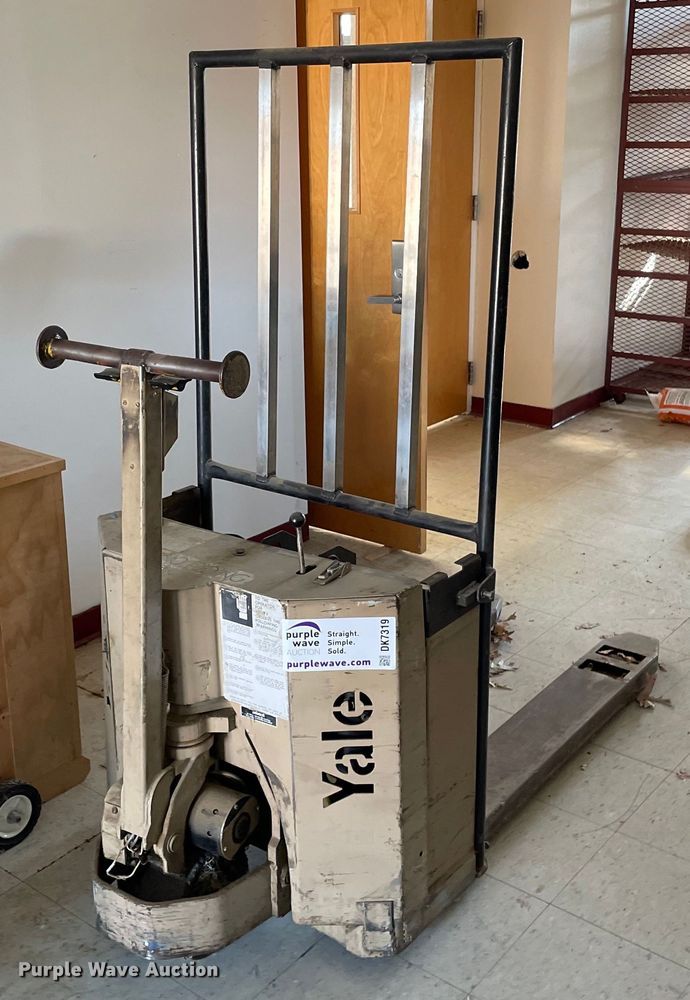 image for item DK7319 Yale  pallet jack