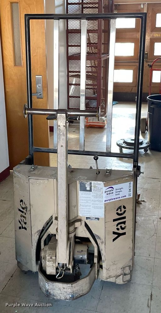 image for item DK7319 Yale  pallet jack