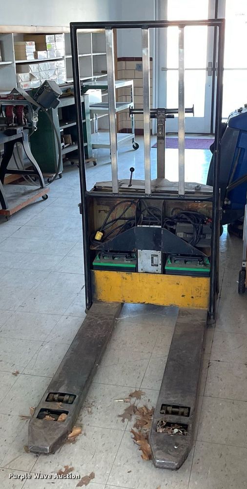 image for item DK7319 Yale  pallet jack