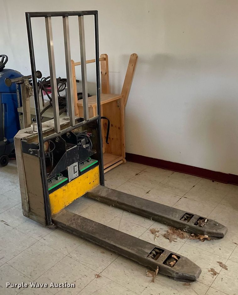 image for item DK7319 Yale  pallet jack