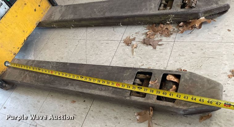 image for item DK7319 Yale  pallet jack