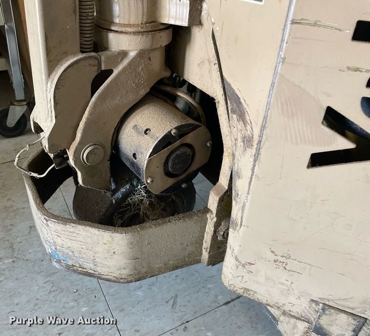 image for item DK7319 Yale  pallet jack