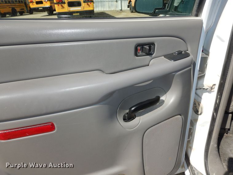 image for item DK7731 2005 Chevrolet Suburban 1500  SUV