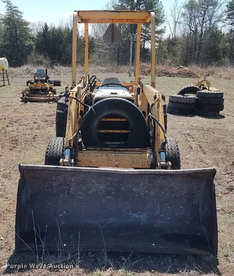 image for item DO3889 International 2501B  industrial tractor