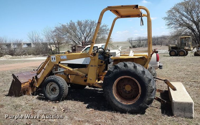 image for item DO3889 International 2501B  industrial tractor