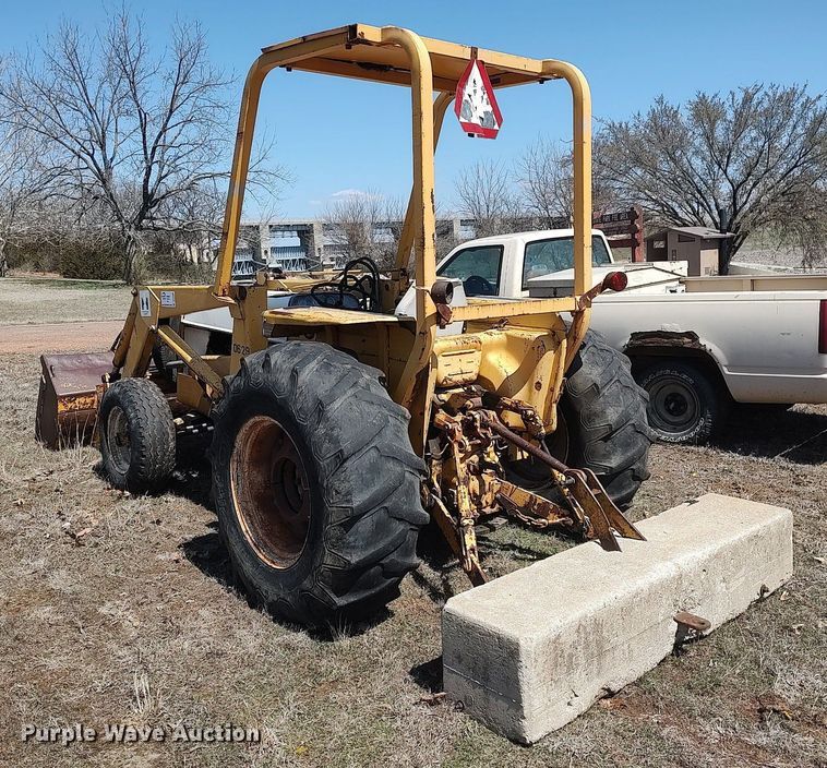 image for item DO3889 International 2501B  industrial tractor