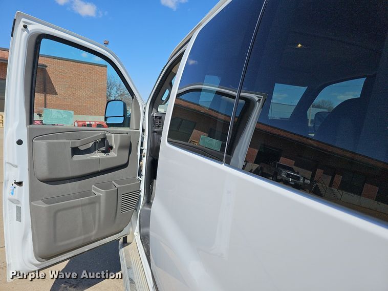 image for item DO4285 2017 Chevrolet Express 3500  van