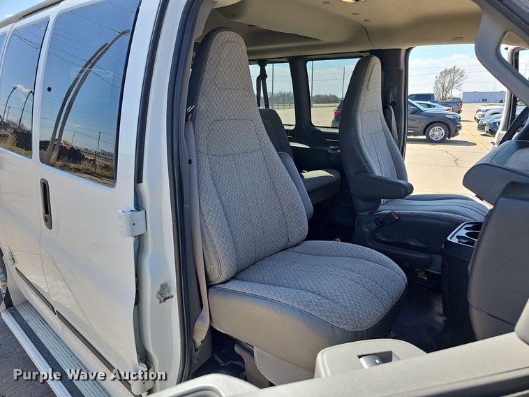 image for item DO4285 2017 Chevrolet Express 3500  van