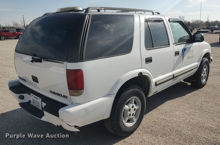 image for item DQ0438 2000 Chevrolet Blazer  SUV