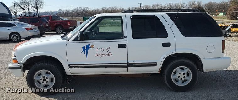 image for item DQ0438 2000 Chevrolet Blazer  SUV