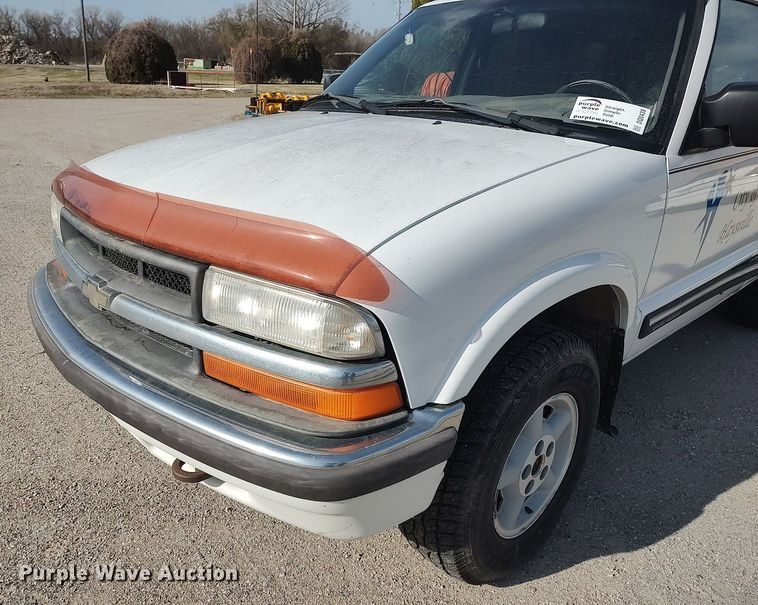 image for item DQ0438 2000 Chevrolet Blazer  SUV