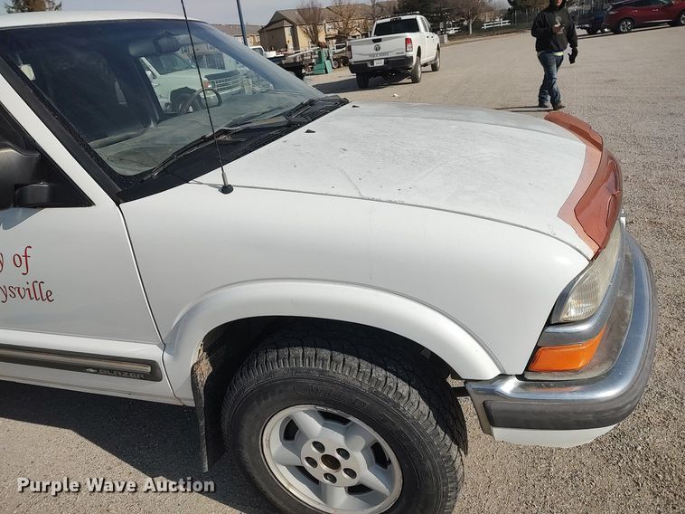 image for item DQ0438 2000 Chevrolet Blazer  SUV