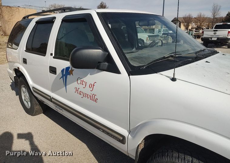 image for item DQ0438 2000 Chevrolet Blazer  SUV