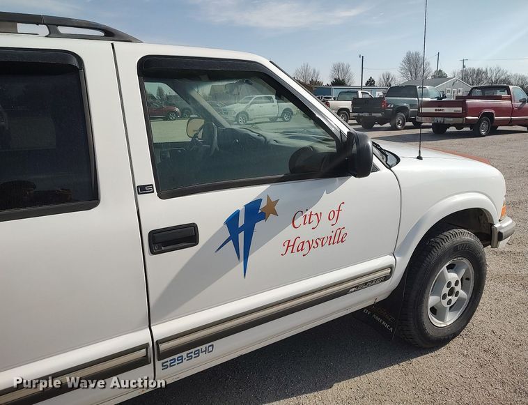 image for item DQ0438 2000 Chevrolet Blazer  SUV