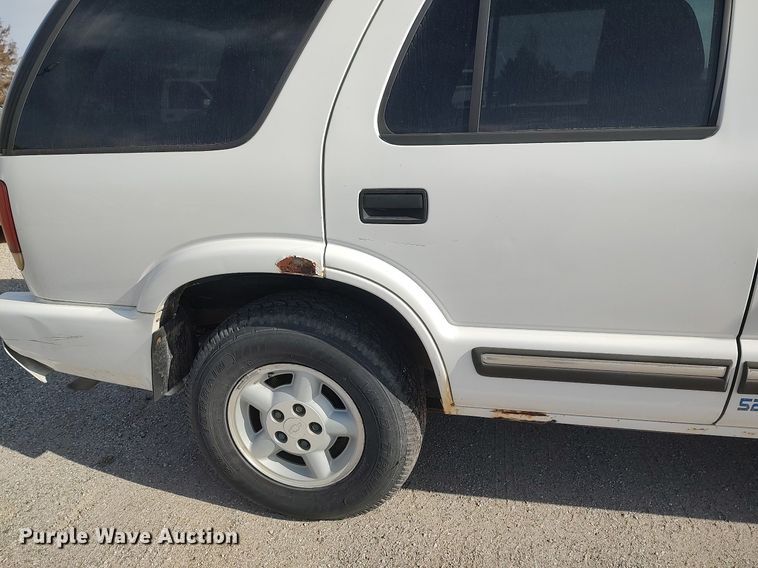 image for item DQ0438 2000 Chevrolet Blazer  SUV