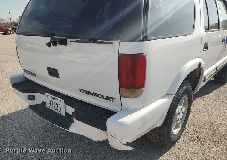 image for item DQ0438 2000 Chevrolet Blazer  SUV