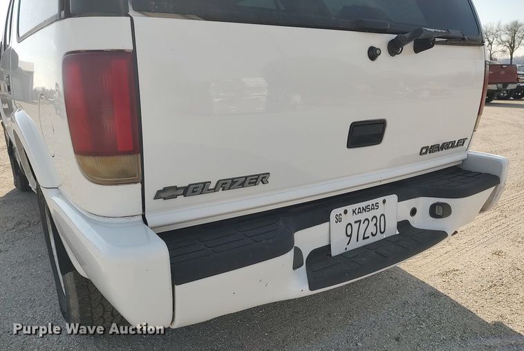 image for item DQ0438 2000 Chevrolet Blazer  SUV