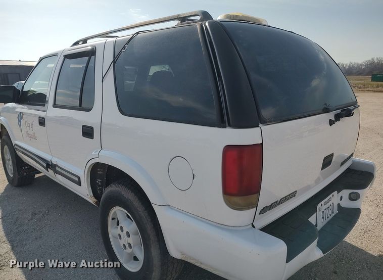 image for item DQ0438 2000 Chevrolet Blazer  SUV