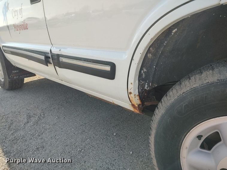 image for item DQ0438 2000 Chevrolet Blazer  SUV