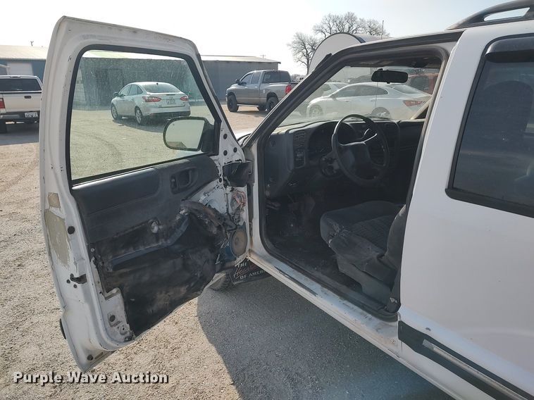 image for item DQ0438 2000 Chevrolet Blazer  SUV