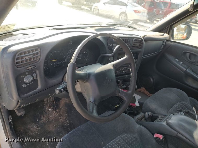 image for item DQ0438 2000 Chevrolet Blazer  SUV