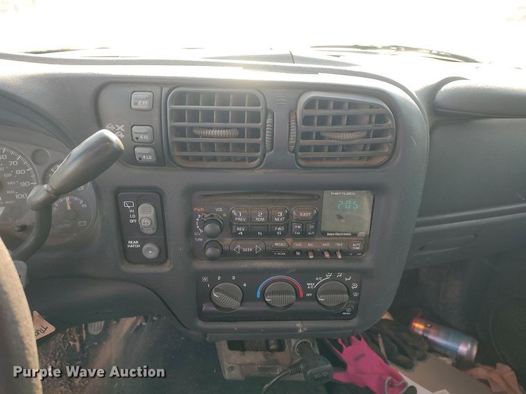 image for item DQ0438 2000 Chevrolet Blazer  SUV