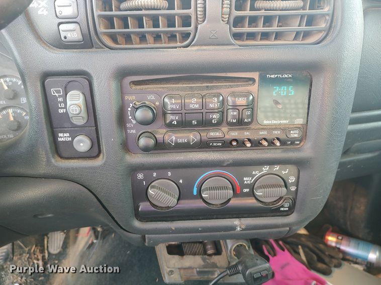 image for item DQ0438 2000 Chevrolet Blazer  SUV