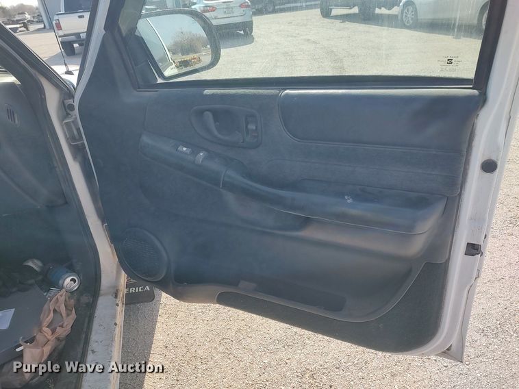 image for item DQ0438 2000 Chevrolet Blazer  SUV