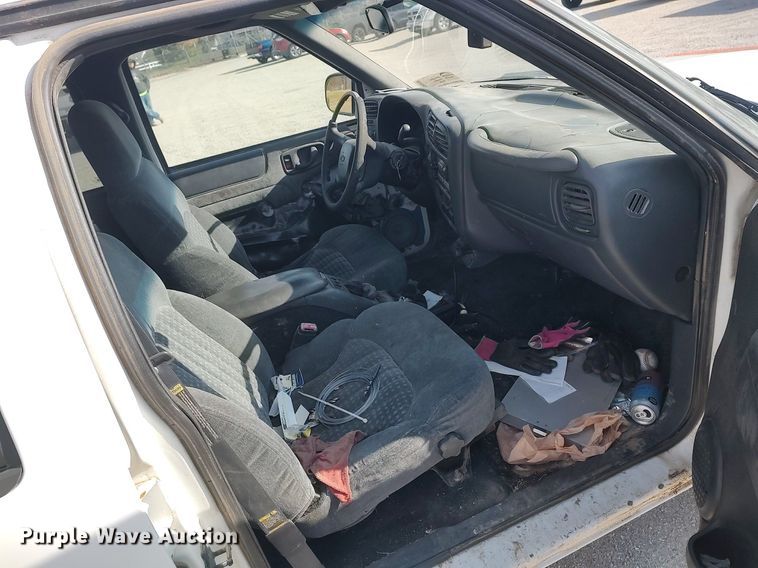 image for item DQ0438 2000 Chevrolet Blazer  SUV