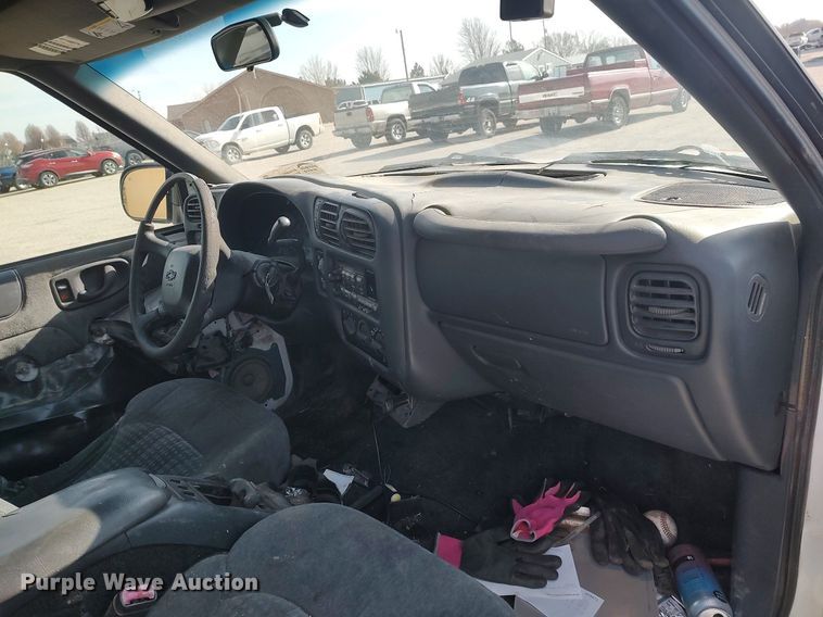 image for item DQ0438 2000 Chevrolet Blazer  SUV