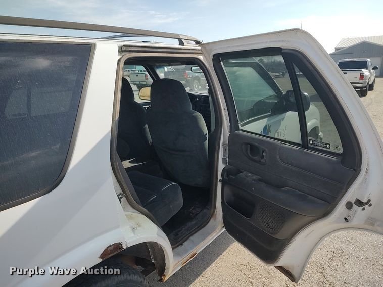 image for item DQ0438 2000 Chevrolet Blazer  SUV