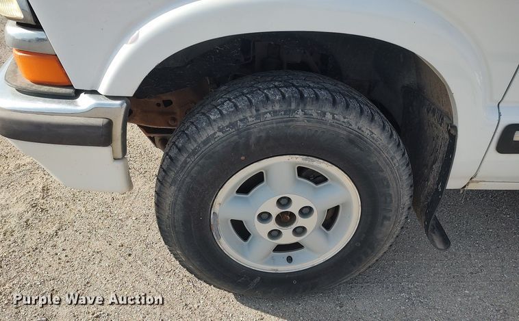 image for item DQ0438 2000 Chevrolet Blazer  SUV