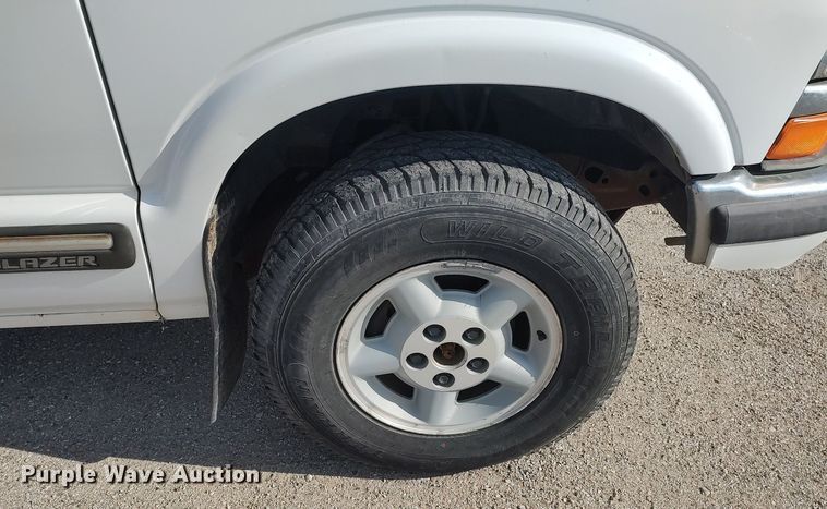 image for item DQ0438 2000 Chevrolet Blazer  SUV