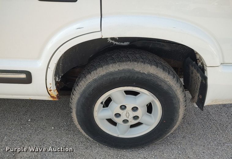 image for item DQ0438 2000 Chevrolet Blazer  SUV