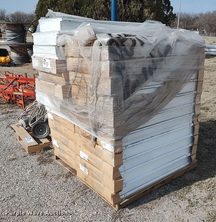 image for item DQ0439 Approximately 25 fluorescent light fixtures