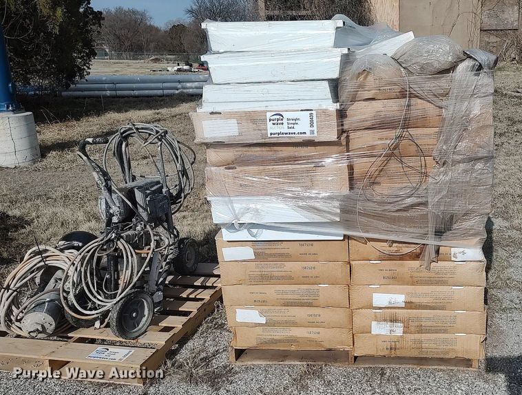 image for item DQ0439 Approximately 25 fluorescent light fixtures