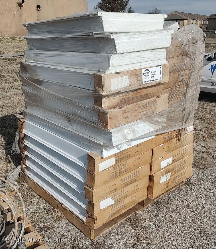 image for item DQ0439 Approximately 25 fluorescent light fixtures