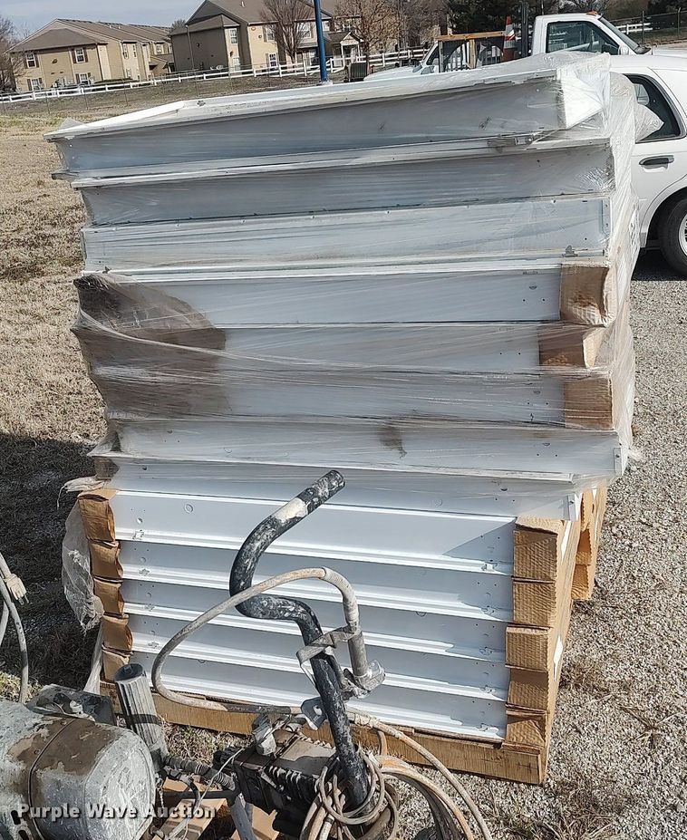 image for item DQ0439 Approximately 25 fluorescent light fixtures