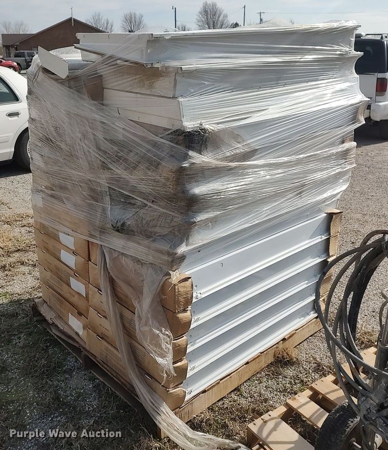 image for item DQ0439 Approximately 25 fluorescent light fixtures