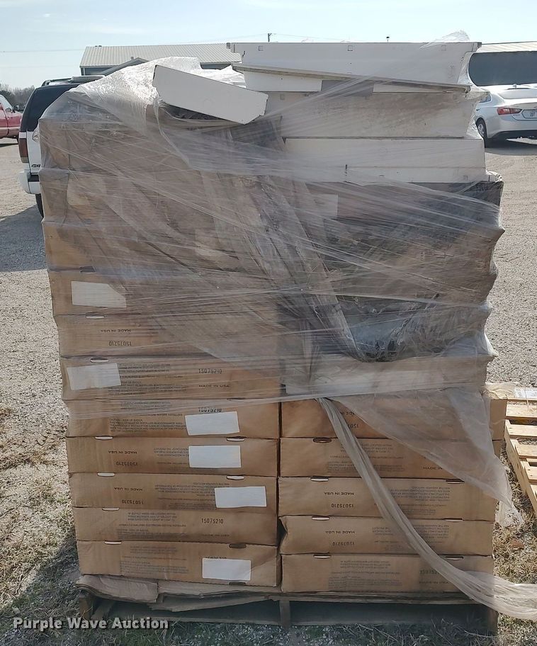 image for item DQ0439 Approximately 25 fluorescent light fixtures