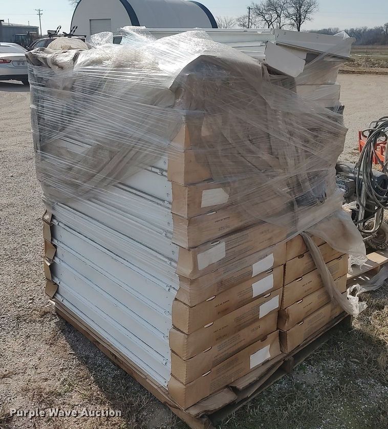 image for item DQ0439 Approximately 25 fluorescent light fixtures