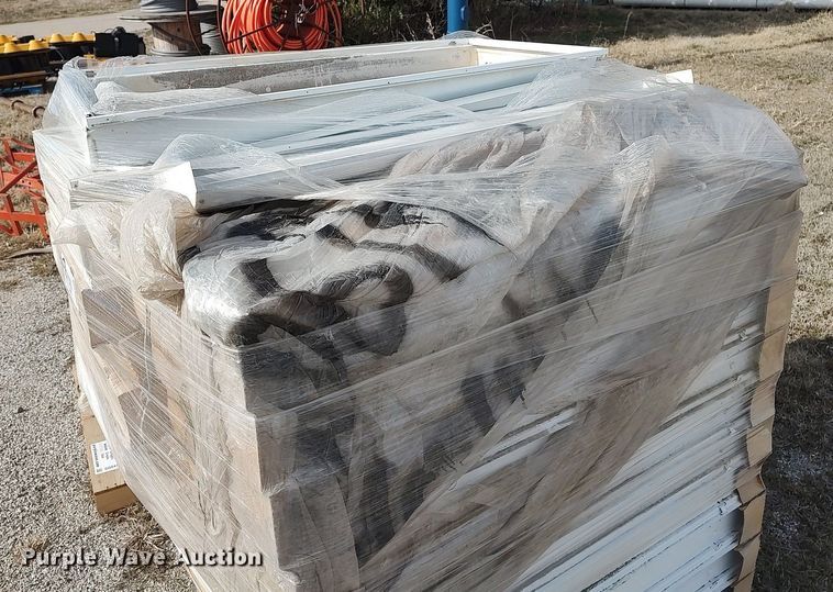 image for item DQ0439 Approximately 25 fluorescent light fixtures