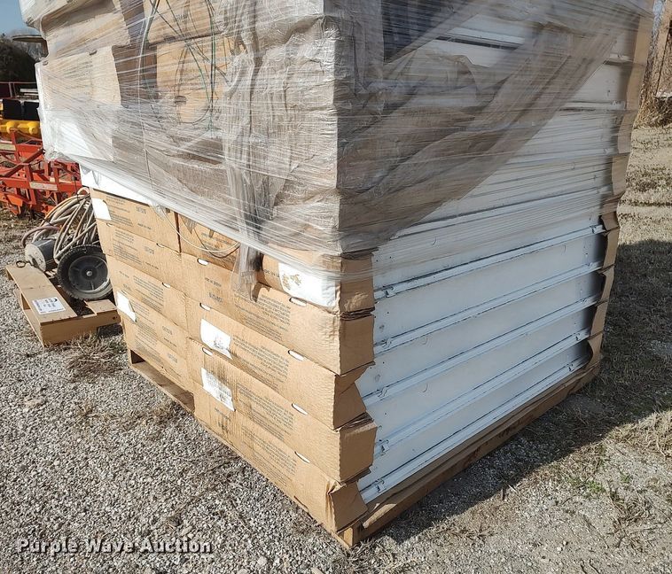 image for item DQ0439 Approximately 25 fluorescent light fixtures