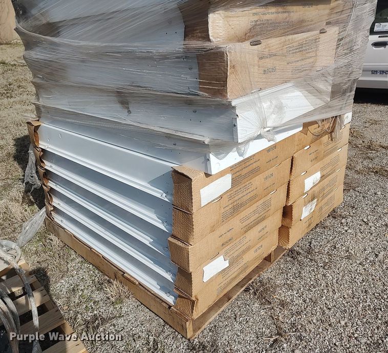 image for item DQ0439 Approximately 25 fluorescent light fixtures